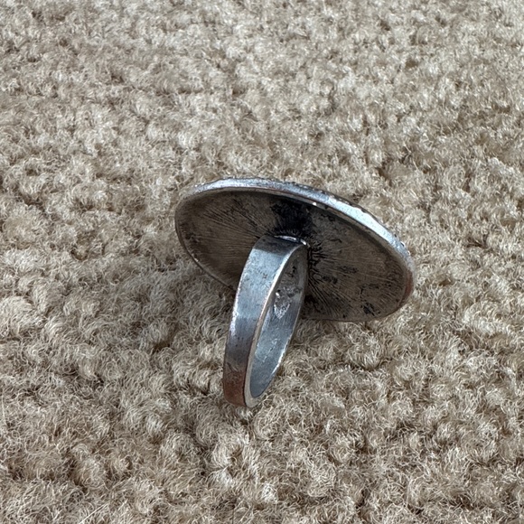 Black Oval Stone Ring with Silver Detailing - Picture 5 of 5